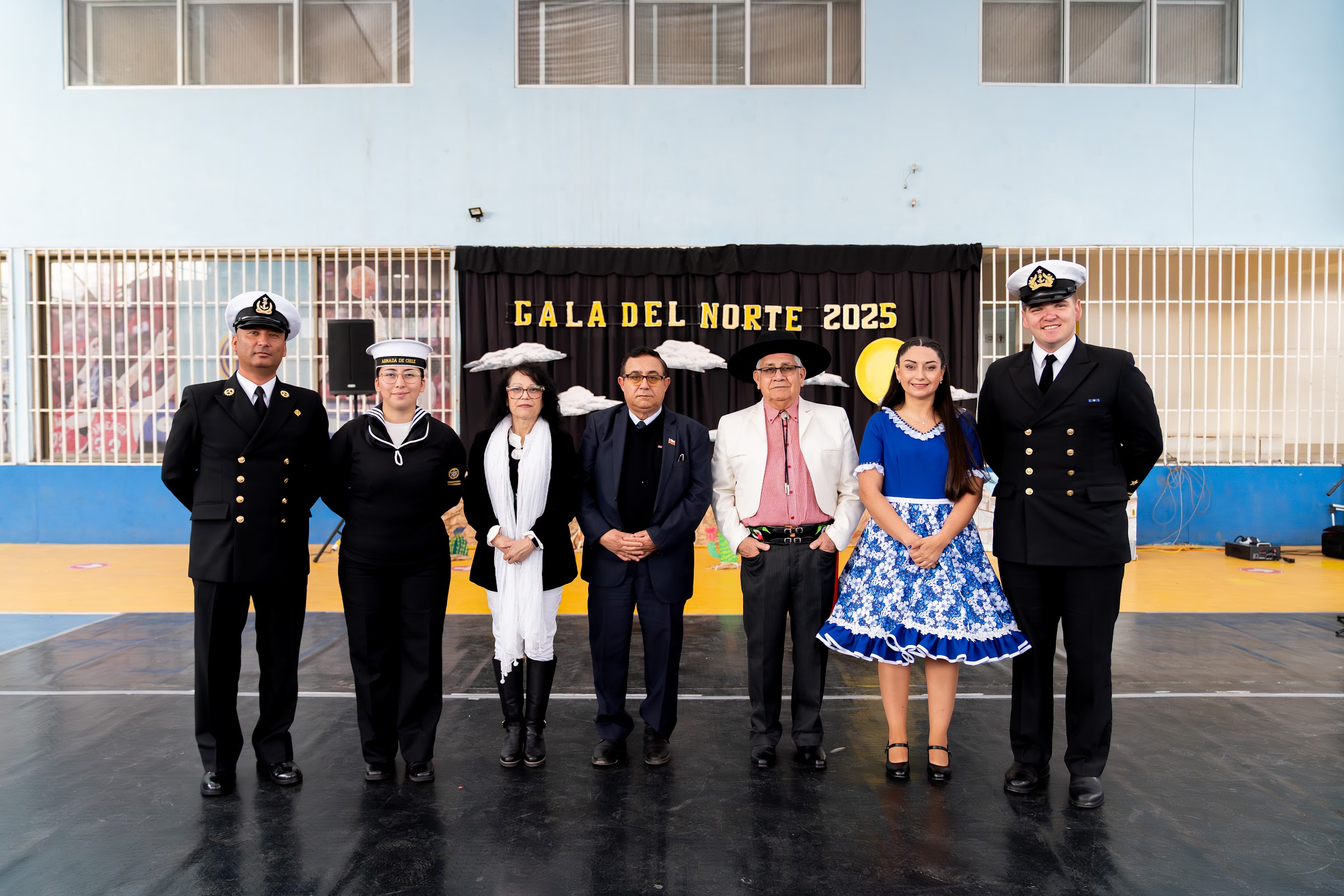Comunidad educativa participando en actividad institucional
