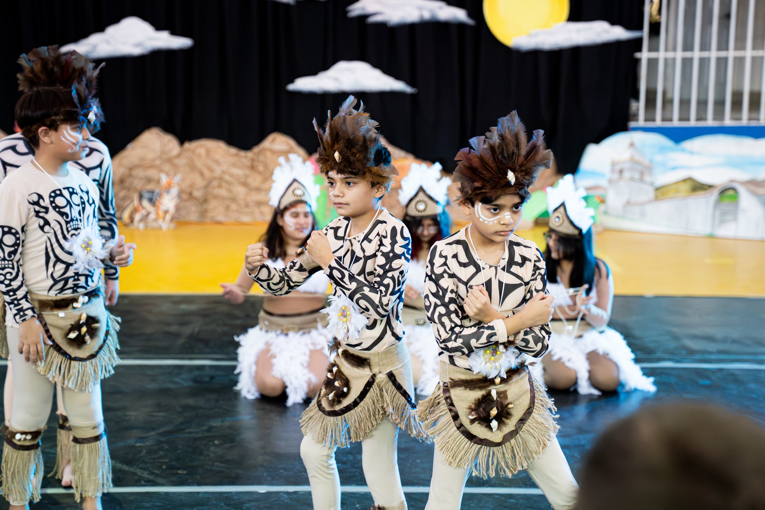 Estudiantes participando en actividad artística escolar