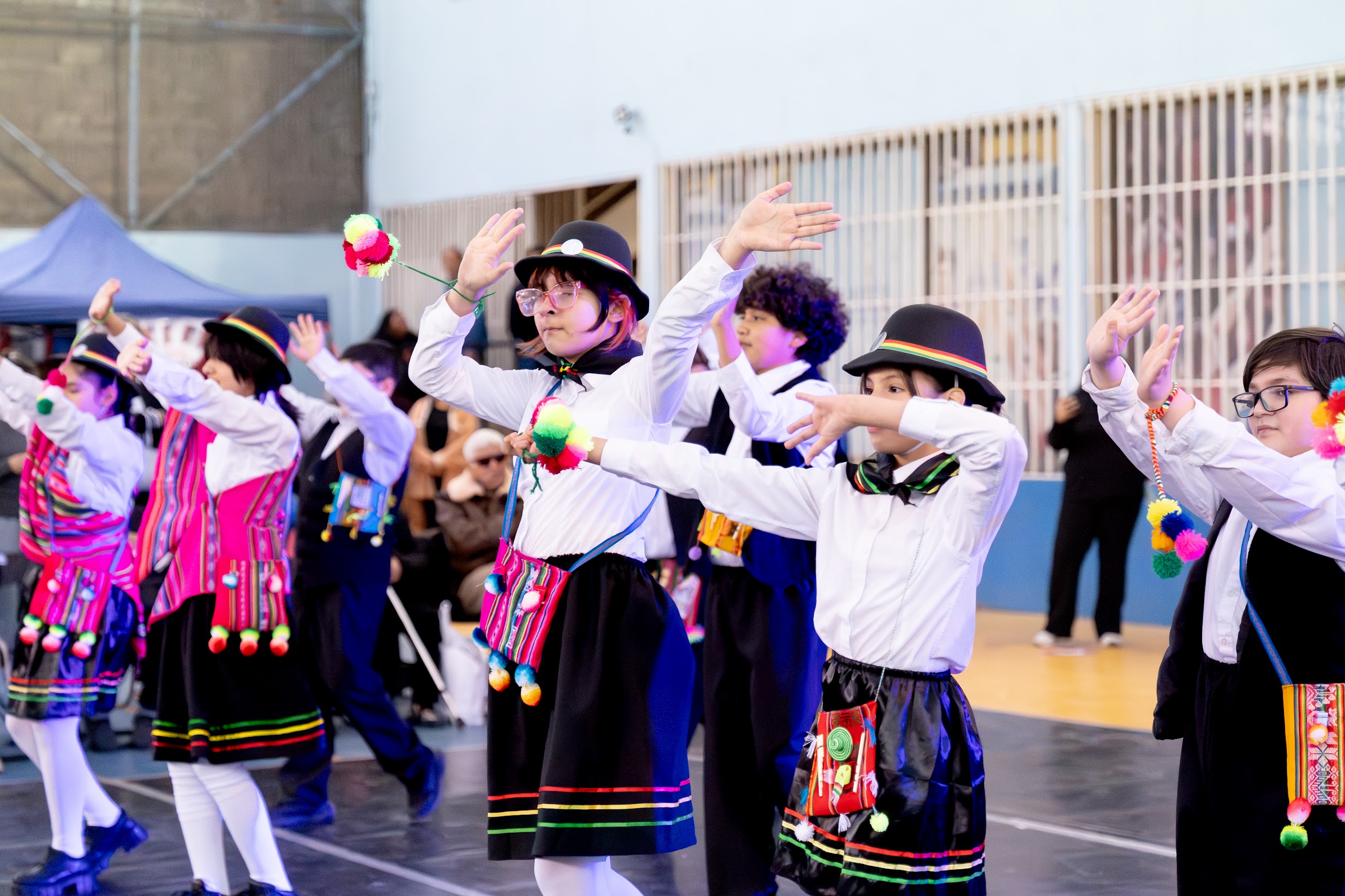 Estudiantes participando en actividad cultural